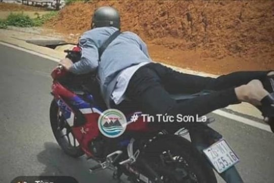 Xử lý nam thanh niên nằm dài trên yên xe điều khiển xe mô tô