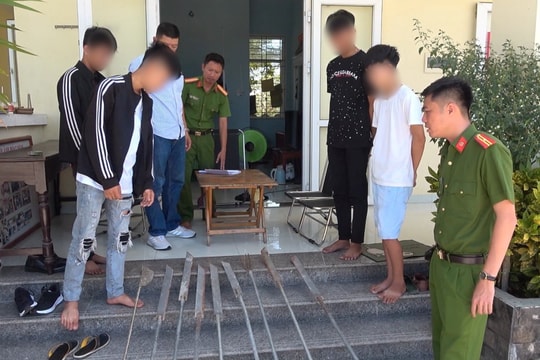 Xử phạt nhóm thanh thiếu niên tàng trữ nhiều hung khí nguy hiểm