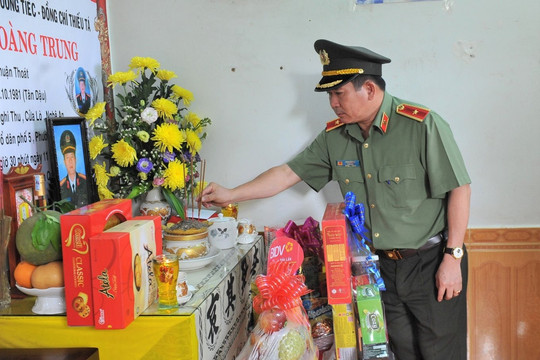 Thiếu tướng Đinh Văn Nơi thăm hỏi gia đình liệt sĩ tại Đắk Lắk