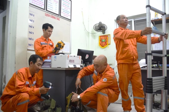 Công nhân điện lực làm việc xuyên đêm để đảm bảo điện cho người dân