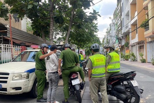 Đi dán quảng cáo trái phép trong lúc "phê" ma túy