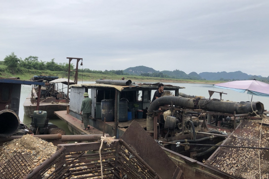 Bắt quả tang 2 tàu khai thác cát trái phép trên Sông Mã