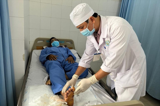 Nối thành công bàn chân đứt lìa cho bệnh nhân 37 tuổi