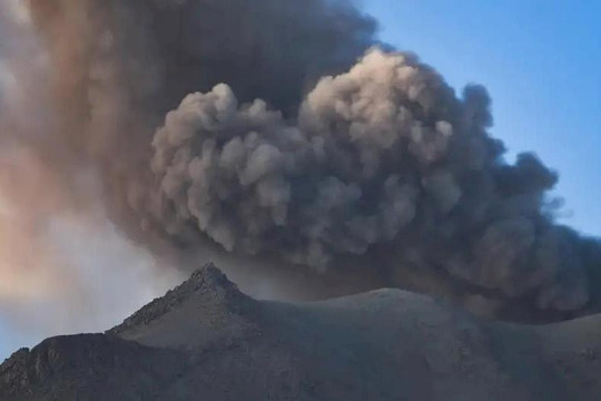 Peru ban bố tình trạng khẩn cấp do núi lửa Ubinas phun tro bụi