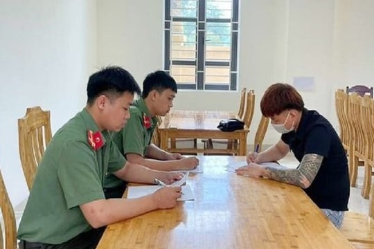 Mặc trang phục Công an đăng Facebook để “câu like”