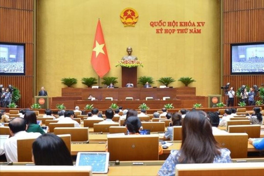 Chủ tịch Quốc hội ký chứng thực Luật Bảo vệ quyền lợi người tiêu dùng (sửa đổi)