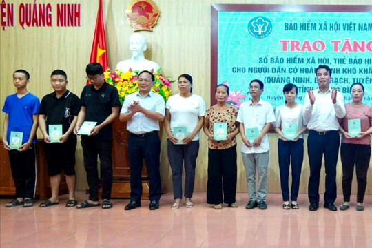 Trao tặng sổ và thẻ BHYT cho người có hoàn cảnh khó khăn tại Quảng Bình