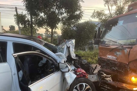 Ô tô đối đầu xe tải, 7 người thương vong