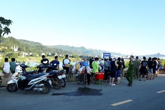 Nam sinh lớp 11 đuối nước khi tắm sông Đà