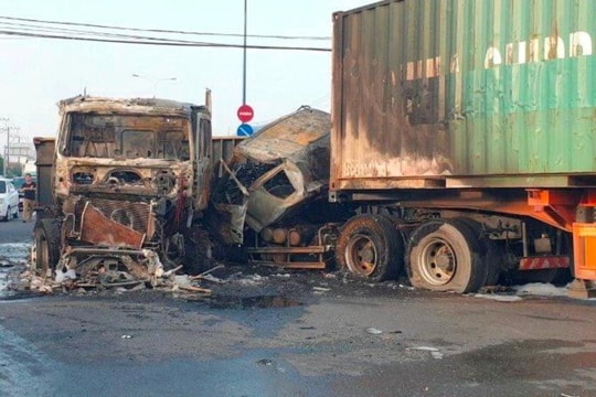 2 xe container va chạm, bốc cháy dữ dội
