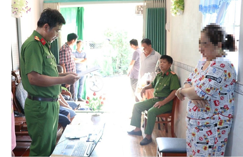 Cầm sổ đỏ của người khác đi chuyển nhượng nhằm chiếm đoạt tài sản