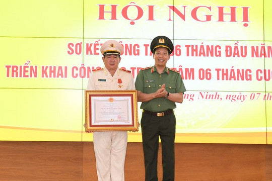 Thiếu tướng Đinh Văn Nơi được trao Huân chương Chiến công hạng Nhất