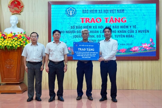 BHXH Việt Nam: Trao tặng sổ BHXH, thẻ BHYT cho người dân có hoàn cảnh khó khăn tại Quảng Bình