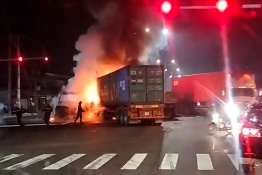 Bình Dương: 2 container đối đầu, bốc cháy ngùn ngụt