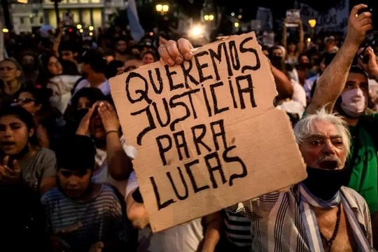 Argentina: Án chung thân cho sĩ quan cảnh sát giết người vì phân biệt chủng tộc