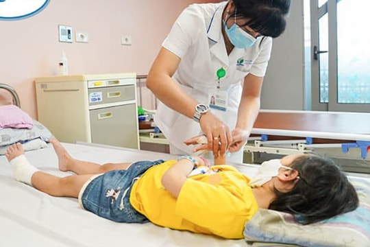 Nguy cơ trẻ hoại tử gót chân do kẹt vào nan hoa xe đạp