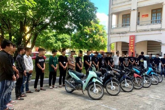 Mang dao phóng lợn, đinh ba gây rối trên đường