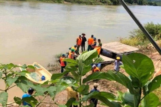 Đưa nhau qua sông, 2 người đàn ông bị lật thuyền, tử vong