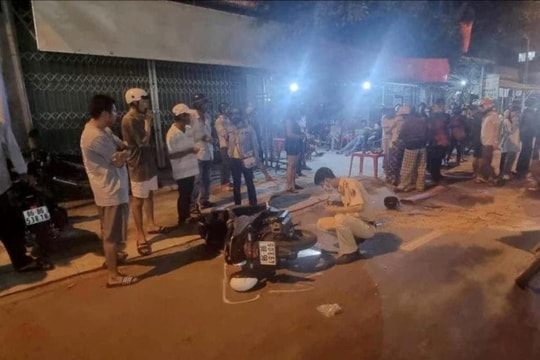 Ôtô khách cán tử vong người đi xe máy sau va chạm