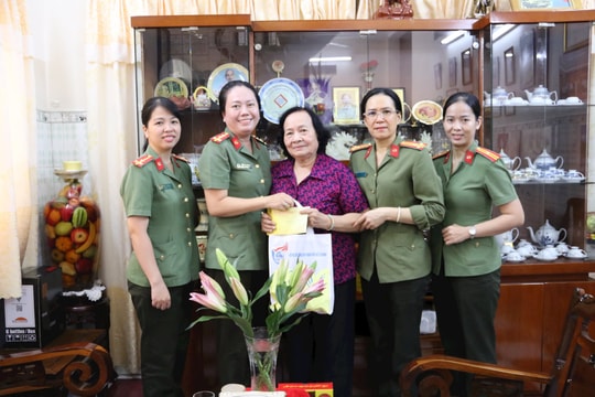 Thăm, tặng quà nữ Anh hùng LLVTND Công an TP.HCM