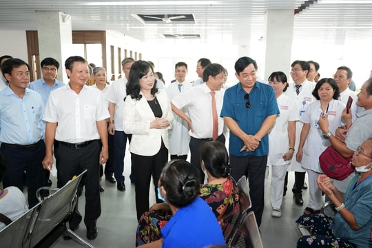 Bộ trưởng Bộ Y tế thăm và làm việc tại Bệnh viện Trung ương Huế