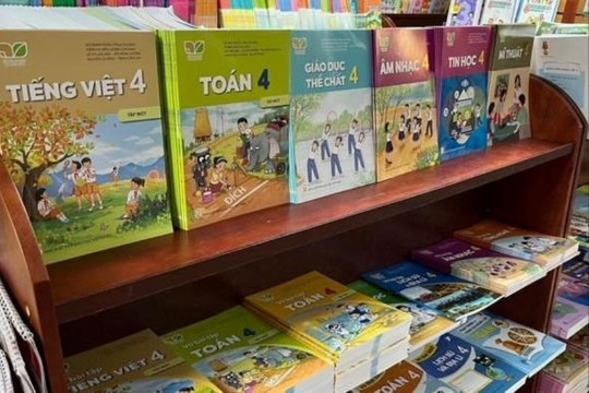 Các cửa hàng đã có sách giáo khoa lớp 4, 8, 11 phục vụ năm học mới