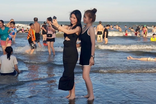 Biển Sầm Sơn đông đúc ngày cuối tuần
