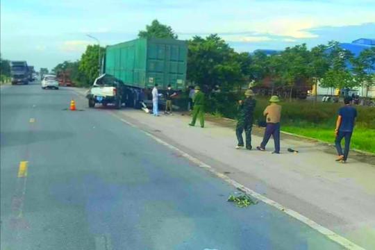 Ô tô bán tải va chạm container khiến 6 người thương vong