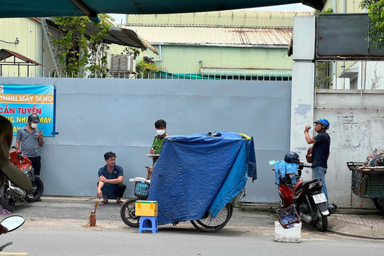 Người bán vé số gục chết trên xe lăn