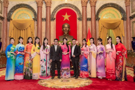 Đoàn thanh niên Văn phòng Chủ tịch nước rạng rỡ trong sắc màu tà áo dài “Việt Nam gấm hoa”