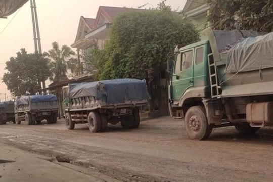 Dân chặn xe vì đường xuống cấp nghiêm trọng