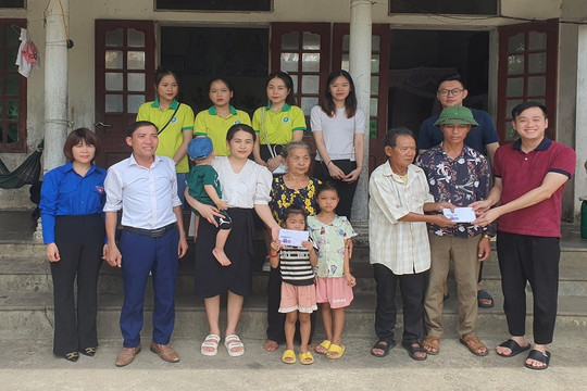 Hơn 100 triệu đồng hỗ trợ ông bà ngoài 80 tuổi nuôi 2 cháu ăn học