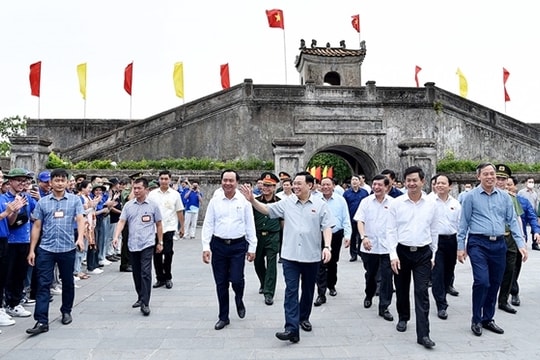 Chủ tịch Quốc hội Vương Đình Huệ dâng hương tưởng nhớ các anh hùng liệt sĩ tại tỉnh Quảng Trị