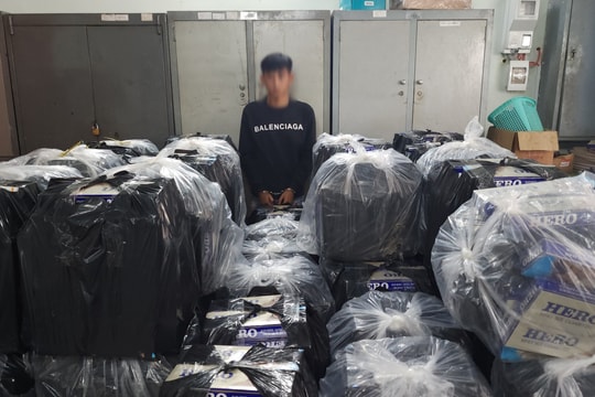 Tạm giữ đối tượng vận chuyển 25 nghìn bao thuốc lá lậu