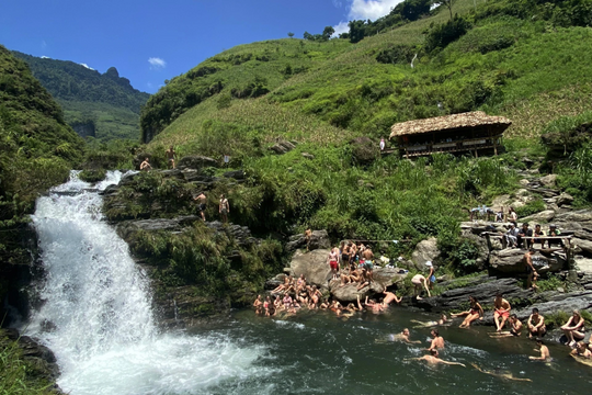 Hà Giang tạm dừng hoạt động tắm tại thác Du Già sau vụ du khách tử vong
