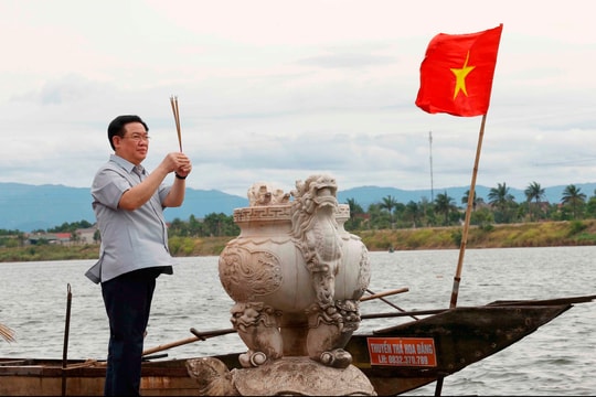 Chủ tịch Quốc hội Vương Đình Huệ dâng hương tưởng niệm các anh hùng liệt sĩ tại tỉnh Quảng Trị