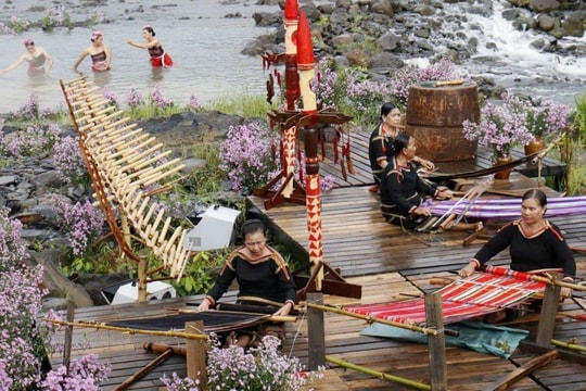 Thời trang nghệ thuật sắc màu thổ cẩm các dân tộc Tây Nguyên tại Đắk Lắk