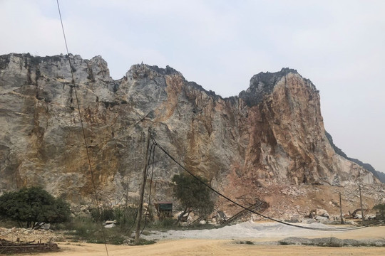 Thêm một doanh nghiệp bị xử phạt vì khai thác đá ngoài mốc giới