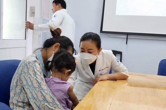 Phẫu thuật "2 trong 1" cứu bé gái 3 tuổi bị lõm ngực nặng