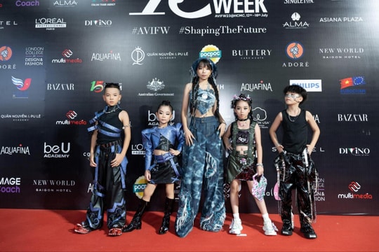 Phong cách 'Thời trang tái chế' nổi bật tại Aquafina Vietnam International Fashion Week