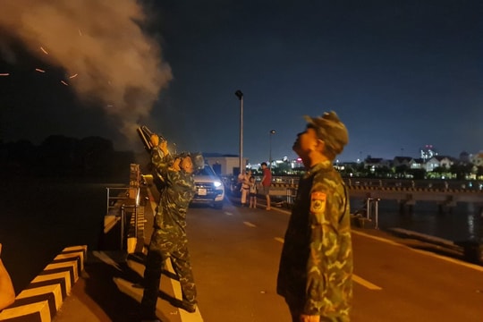 Quảng Ninh bắn pháo hiệu báo bão