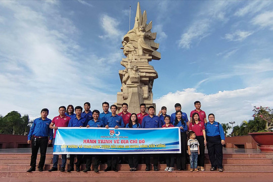 TAND huyện Bình Chánh tổ chức về nguồn và thăm Mẹ Việt Nam anh hùng