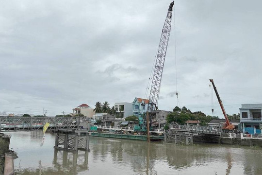 Cầu tạm bị sập do thử tải vượt cho phép gấp nhiều lần