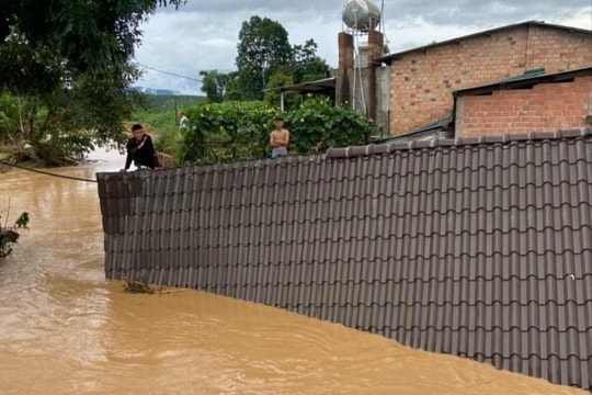 Kon Tum: Mưa lớn làm sập 2 căn nhà, cuốn trôi nhiều tài sản của dân