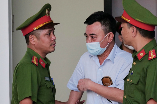 Cựu Phó Giám đốc Công an Hà Nội: Anh Hưng nói trong cặp số có bốn chai rượu là trơ tráo