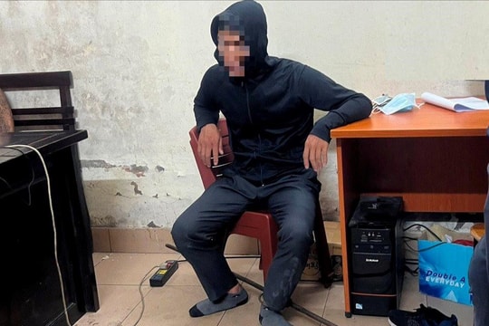 Khống chế, bắt giữ tên cướp túi xách trên phố ở quận Hoàn Kiếm