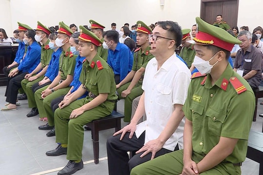 Xét xử 36 bị cáo trong vụ án sản xuất, mua bán sách giả