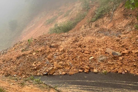 Kon Tum: Mưa lớn khiến nhiều tuyến đường  bị sạt lở, giao thông tê liệt