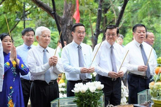 Chủ tịch nước dâng hương tưởng niệm Anh hùng liệt sĩ tại Côn Đảo