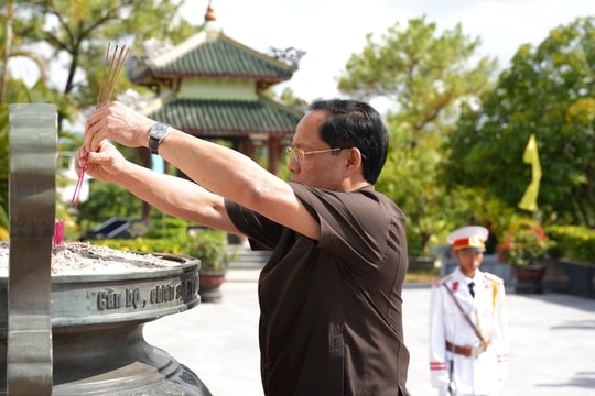 Phó Chủ tịch Quốc hội Trần Quang Phương dâng hương tại Nghĩa trang liệt sỹ thành phố Huế